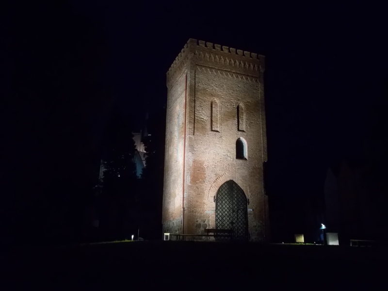 Wieża Bramna nocą