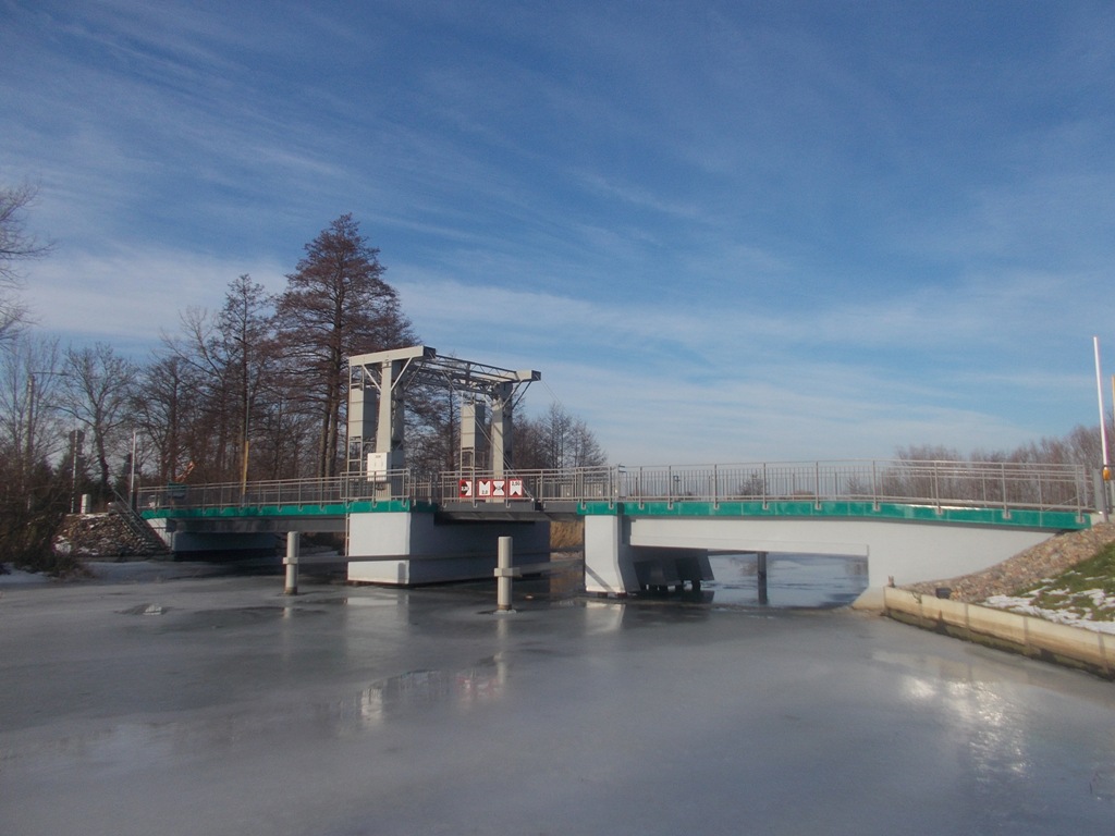 Rzeka Tuga nowy most zwodzony między Tujskiem a Stobcem